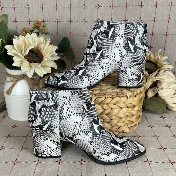 SEYCHELLES “Chaparral” Snakeskin Embossed Leather Almond Toe Ankle Boots Sz 8 - Picture 2 of 6